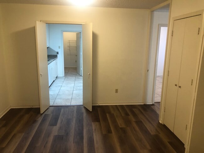 Building Photo - 412 Hampton Ct