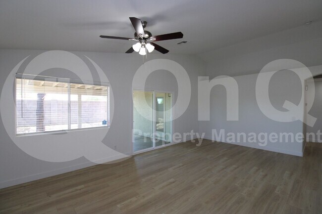 Foto del edificio - 16175 W Washington St