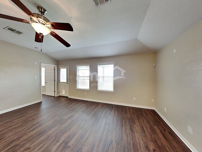 Building Photo - 5531 Southern Oaks
