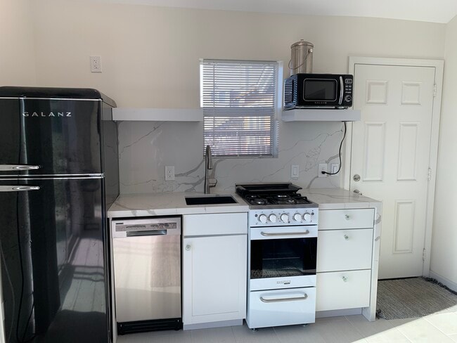 Dishwasher, Gas Stove, Microwave - 220 S The Strand
