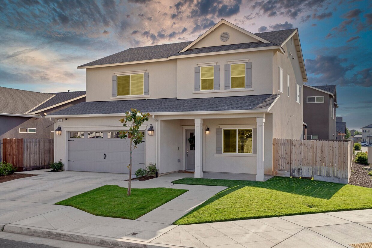Foto principal - Clovis Eastside Home, 4BR/3.5BA, Built 201...