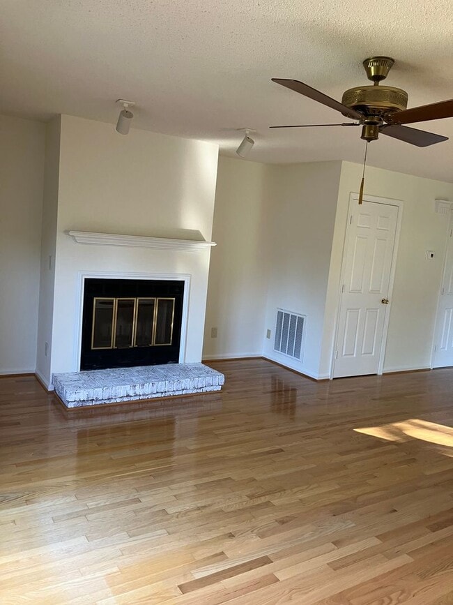 Building Photo - Two bedroom renovated townhouse in Oak Ridge Meadows