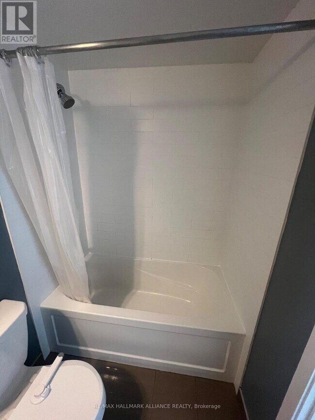 Building Photo - 2220 Lake Shore Blvd W