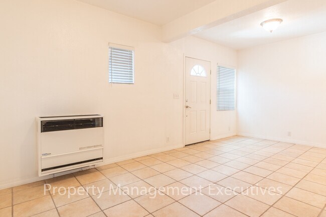 Building Photo - 1 Bedroom, 1 Bath Duplex Apartment with Storage