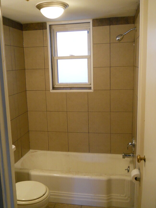 Foto del edificio - 796 W Market St