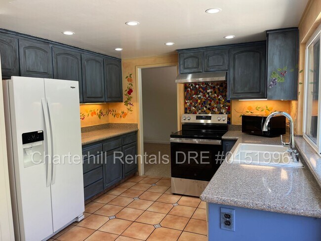 Foto del edificio - **Spacious 4-Bedroom Home with Pool in Desirable Rincon Valley**
