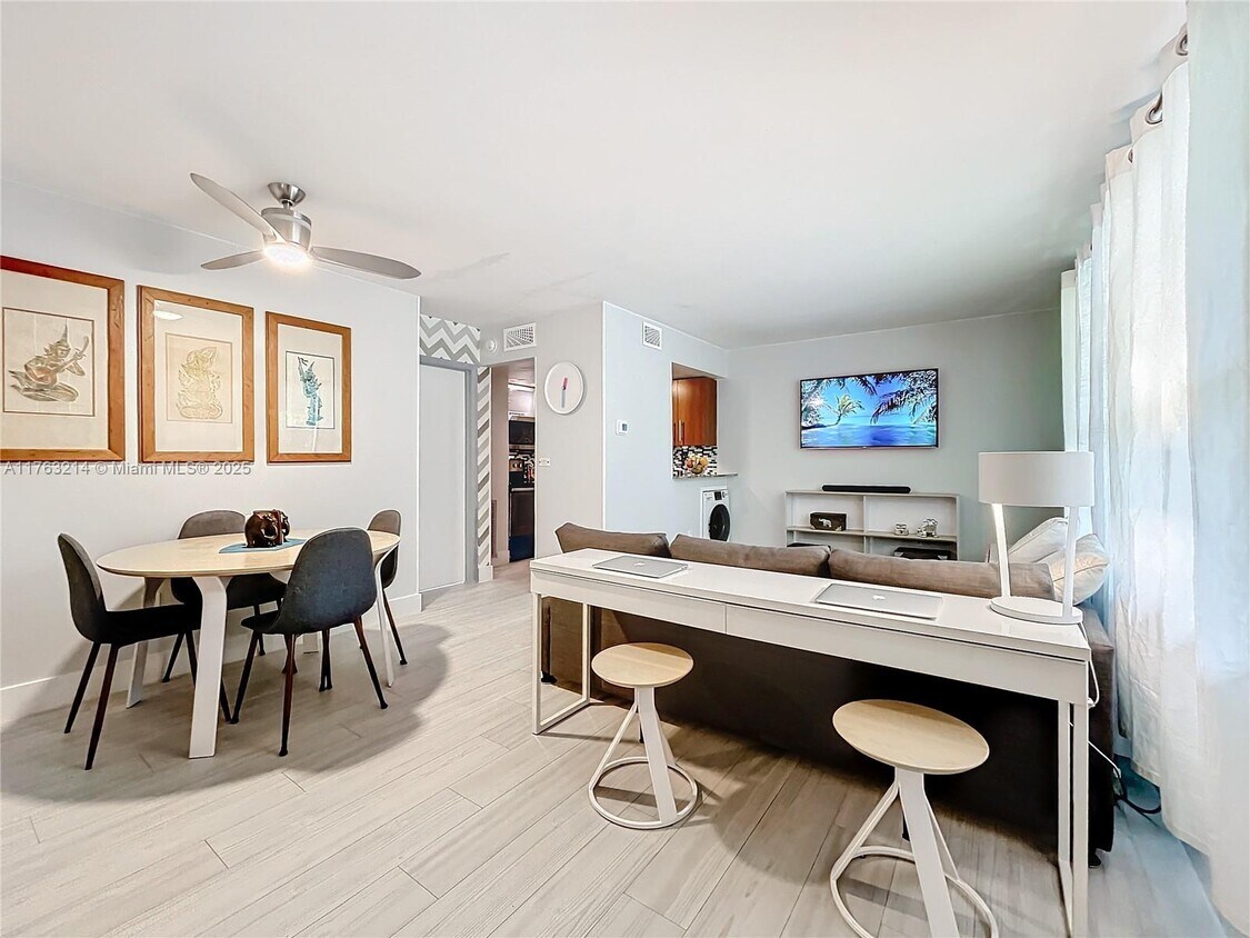 Foto principal - 651 NE 60th St