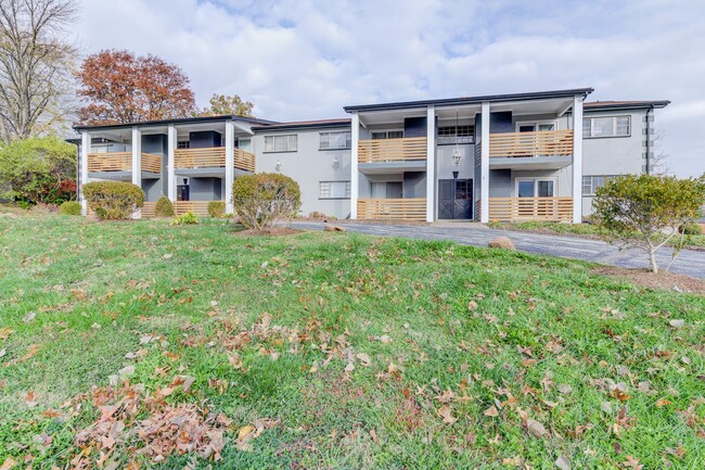 Building Photo - Minutes from I-170. Ladue Schools.