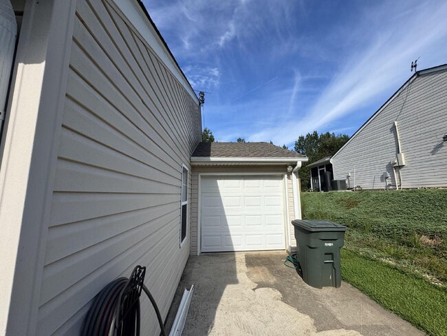 Building Photo - Furnished Duplex in Seneca