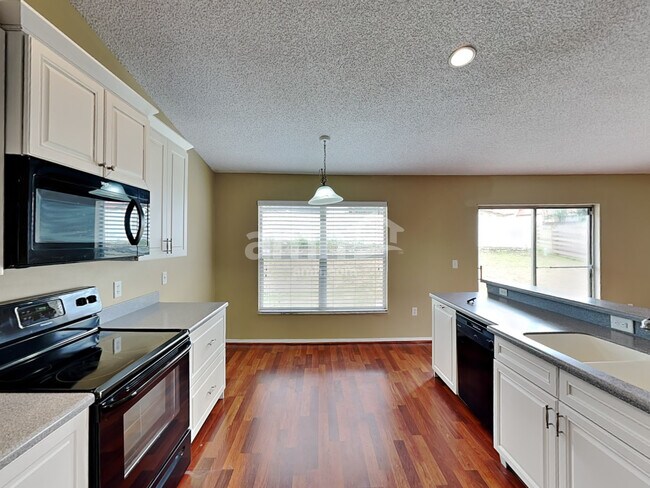 Foto del edificio - 15628 Greater Groves Blvd