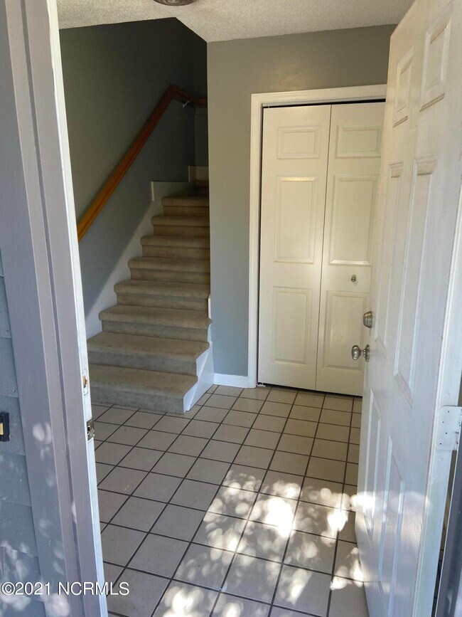 Building Photo - 612 Linksider Dr