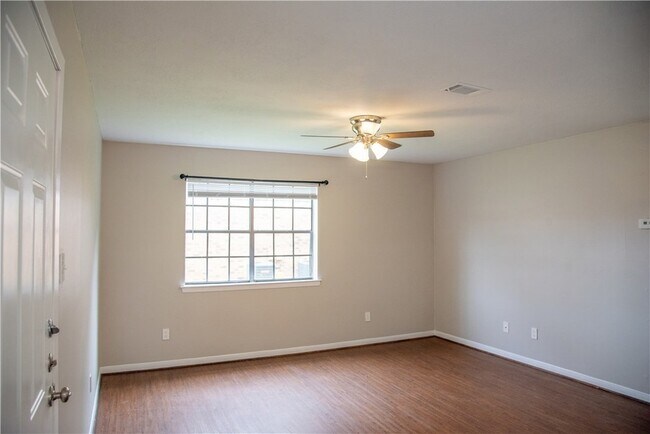 Foto del edificio - 700 Navarro Dr