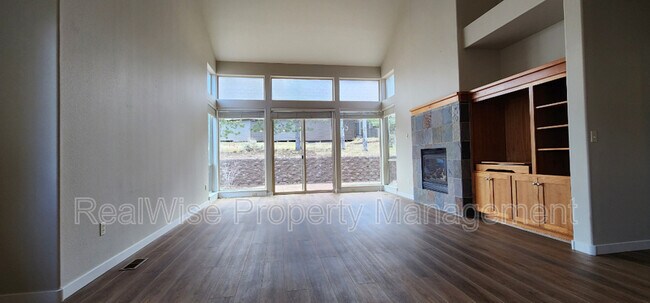 Building Photo - 1445 Highland Vw