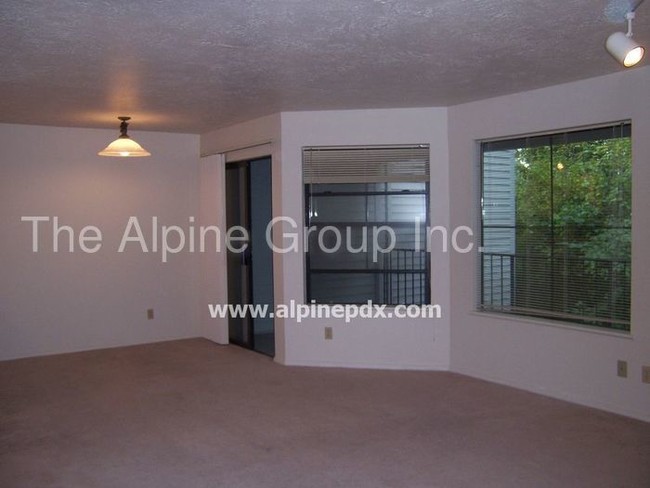 Building Photo - Lake Oswego Condo near Kruse Way/I-5!