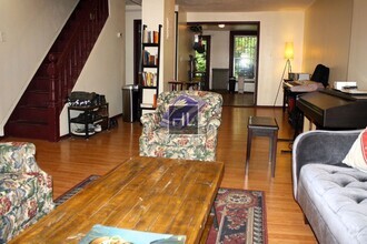 Building Photo - 3BR 1.5BA Brownstone Duplex w/ Private Gar...