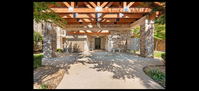 Building Photo - 250 Lakewood Dr