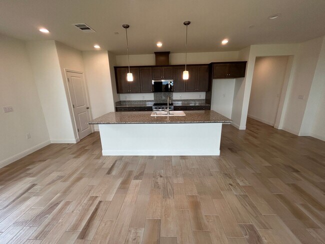 Foto del edificio - Northwest Visalia! Don't miss this beauty! Spacious and open 4 bedroom 2 bath!