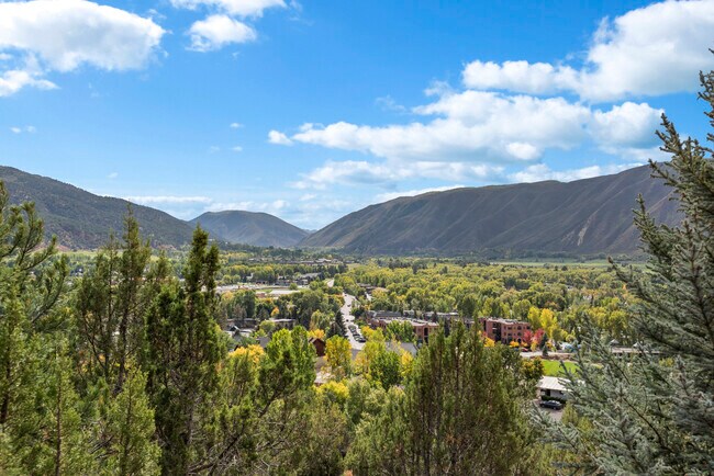 Foto del edificio - 306 Wild Spring Ln