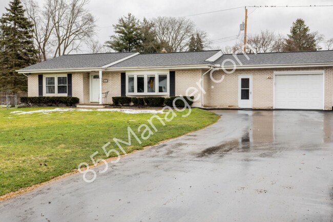 Foto del edificio - Charming Ranch Home: 3 Bed, 2.5 Bath in Waterford, MI | Pets Welcome!