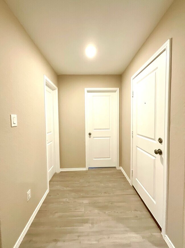 Foto del edificio - **APPLICATION RECEIVED** **MOVE IN SPECIAL** Spacious 4 Bedroom Home With Garage & Fenced Backyar...