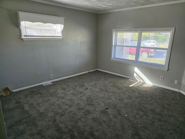 Building Photo - 1521 E Kirby Ave