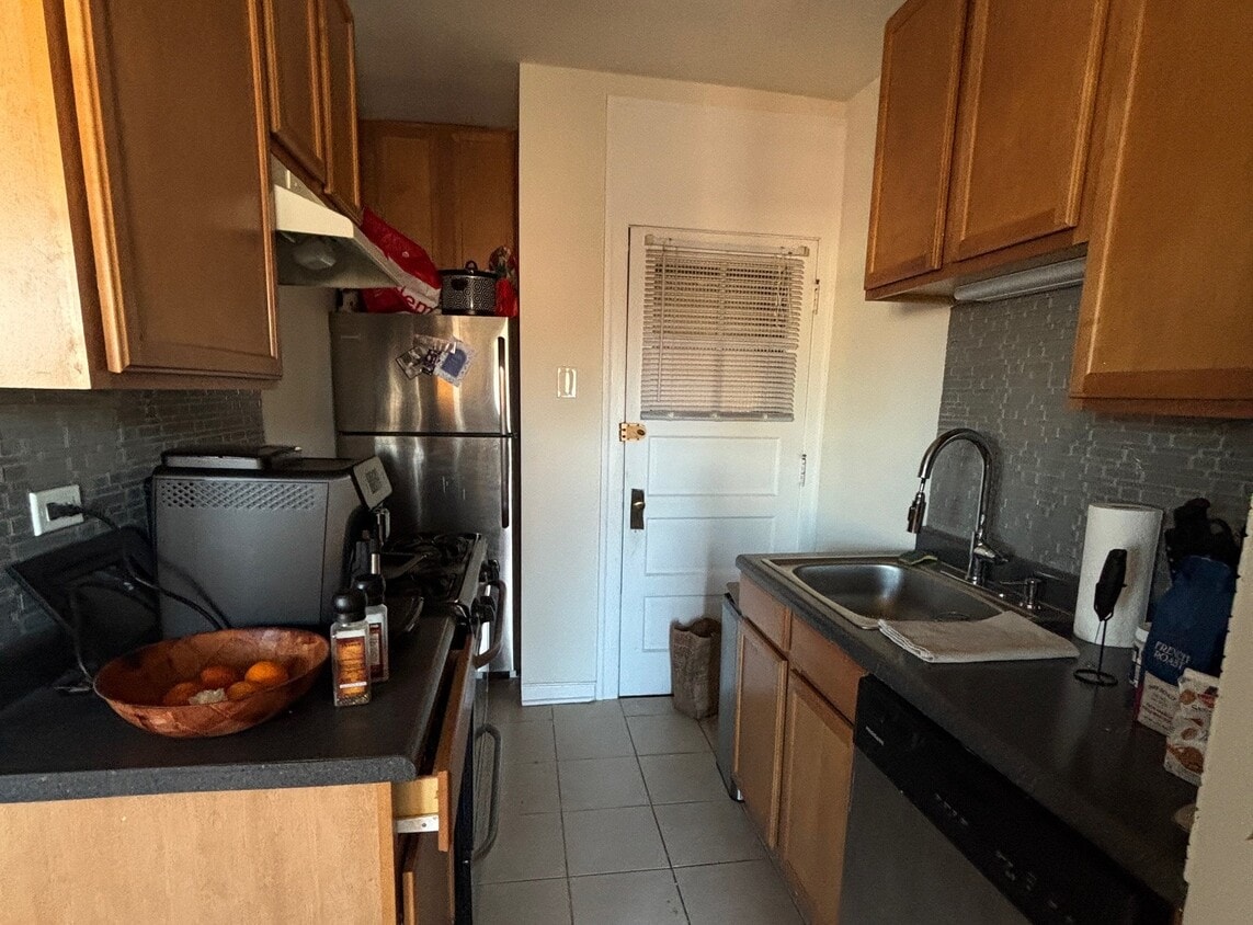 Primary Photo - 3321 N Lakewood Ave