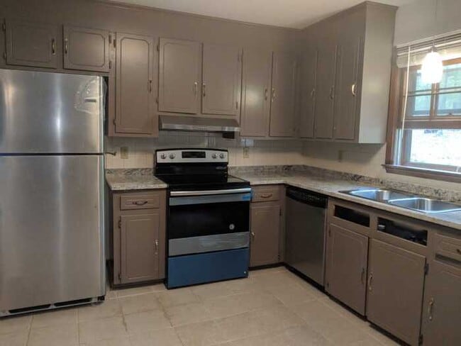 Building Photo - 144 Fern Forest Dr