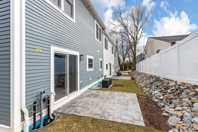 Building Photo - 33 Dominion Rd