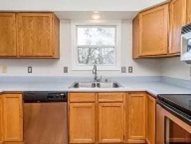 Foto del edificio - 4BR/3BR Home - $2,300/month