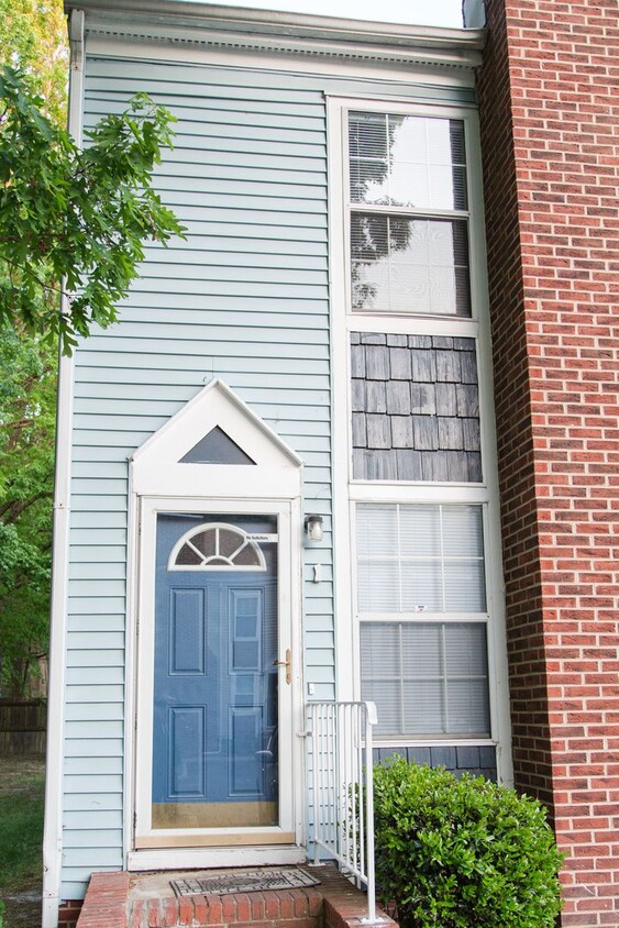 Foto principal - Enjoy Freshly Painted Open Floor Plan!