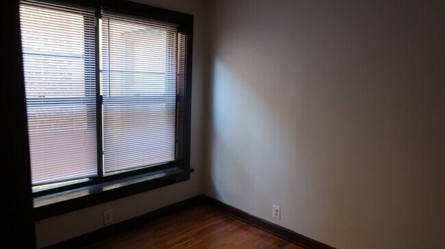 Foto del edificio - 846 W Montrose Ave