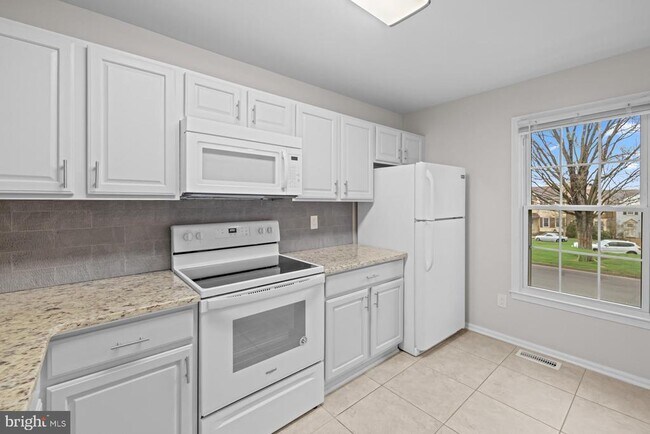 Building Photo - 8640 Dellway Ln