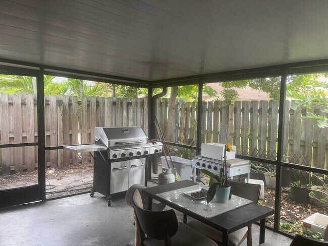 Foto del edificio - 1322 Pines Ln