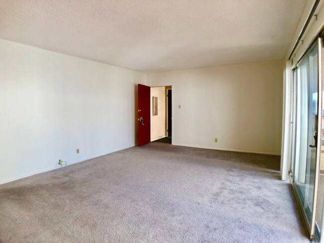 Building Photo - 912 W Beach Ave