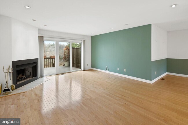 Building Photo - 459 Sayre Dr