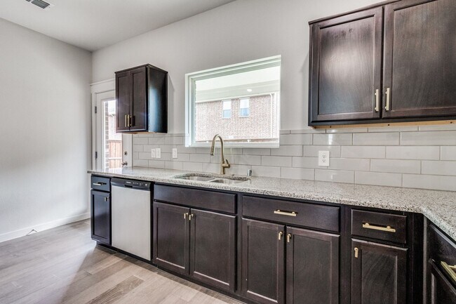 Building Photo - Charming 3BR and 2.5 Bath House in Mesquite