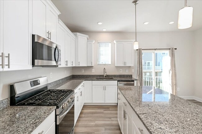 Building Photo - Attractive Townhouse in Plantation Lakes (...