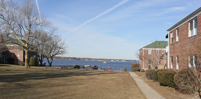 Building Photo - Dolphin-Green Apartments