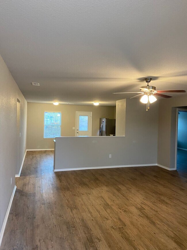 Foto del edificio - *Pre-leasing* Four Bedroom | Two Bath Home...