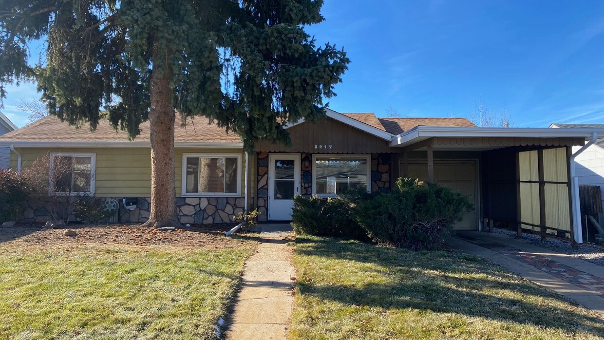 Foto principal - *Charming 3 Bedroom, 1 Bath in Denver*