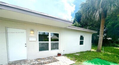 Building Photo - 1004 SW 24th Ave
