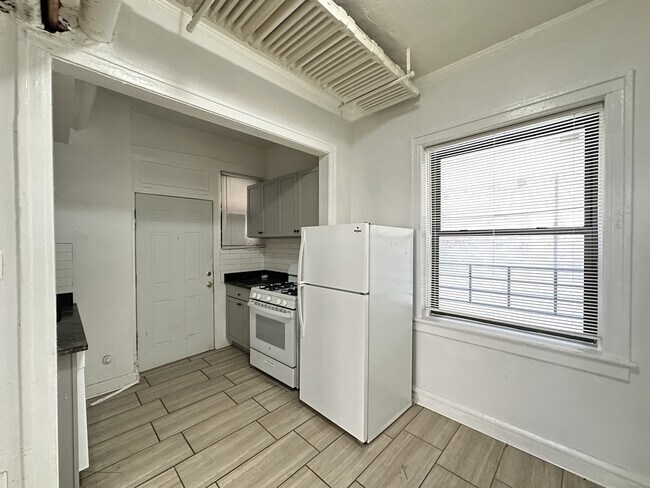 Building Photo - 1321.5 W Estes Ave