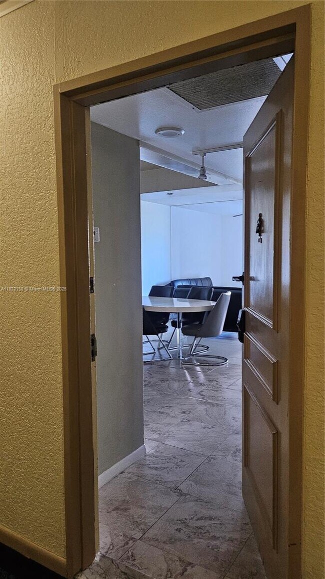 Foto del edificio - 500 Three Islands Boulevard