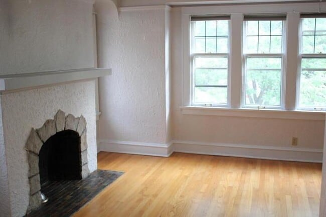 Building Photo - 1614 E Newton Ave