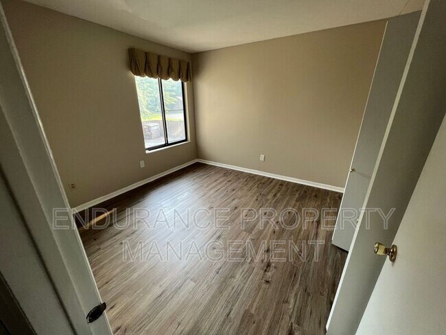 Building Photo - 9461 Hunters Creek Dr