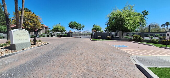 Building Photo - 2929 W Yorkshire Dr