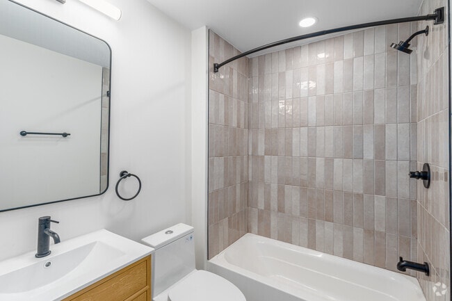 1BR, 1BA - 670SF - Bathroom - Carriage House