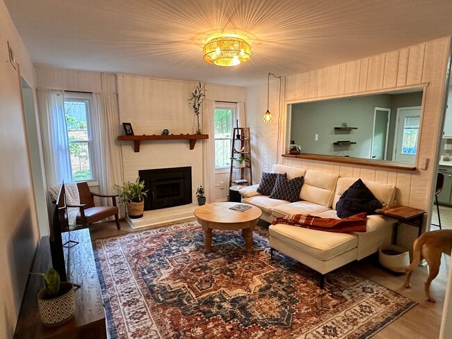 Foto del edificio - Charming 3 bed 2 bath ranch with fenced yard  available 6/5/2026!