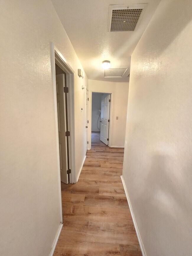 Building Photo - Beautiful 3 Bedroom 2 Bath Home