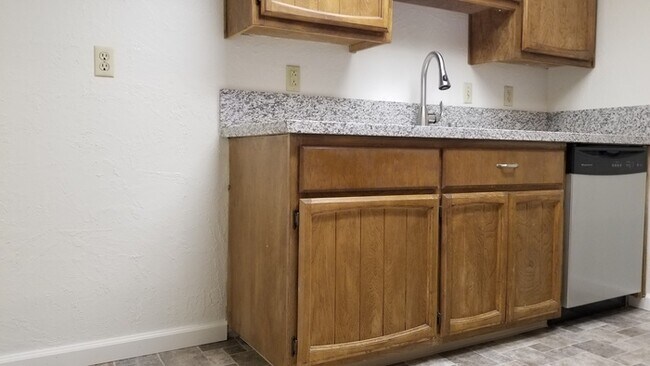 Building Photo - Charming 2 Bedroom Duplex in Fair Oaks!